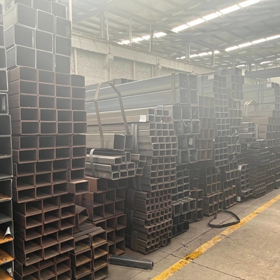 Un buen precio. El tubo de acero galvanizado soldado con autógena instala tubos el tubo de la sección ERW del hueco del cuadrado del carbono en línea