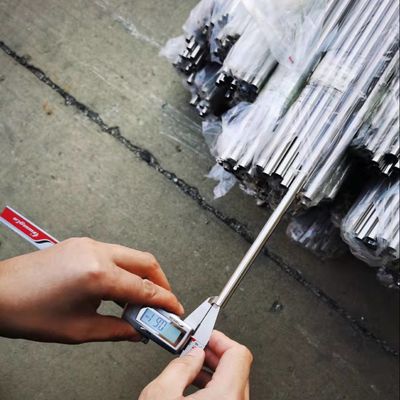 Un buen precio. Tubos de acero inoxidable 304 316L 410 420 201 en línea